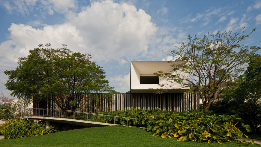 Located about 250 kilometers outside of São Paulo, Casa Piracicaba was designed for a private client to serve as a meeting point for several family members living in various cities around the state. 