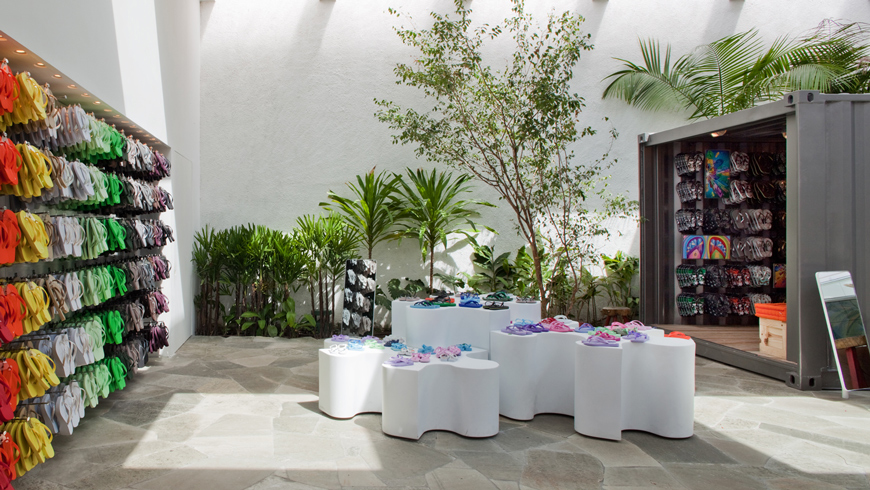 Weinfeld's award-winning store concept for the flip-flop brand Havaianas in São Paulo. 